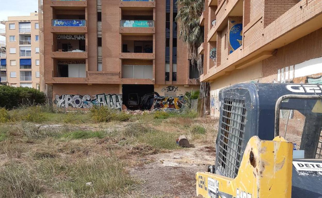 Una máquina comienza con los trabajos en el edificio. 