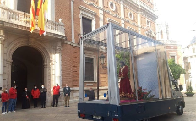 Cañizares recibe el 'Mare móvil' con el Cristo de Medinaceli, antes de visitar hospitales. 