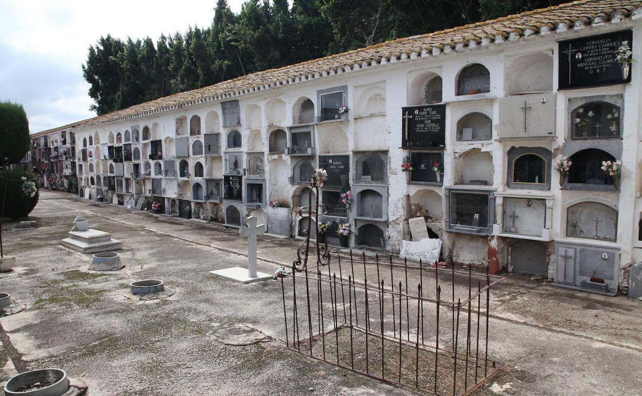 La zona del cementerio municipal de El Verger con los nichos deteriorados. 