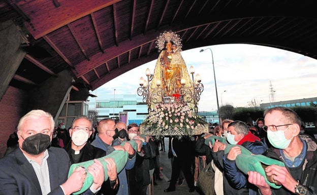 Visita de la Virgen de los Desamparados, a LAS PROVINCIAS, con el manto bendecido por Cañizares. 