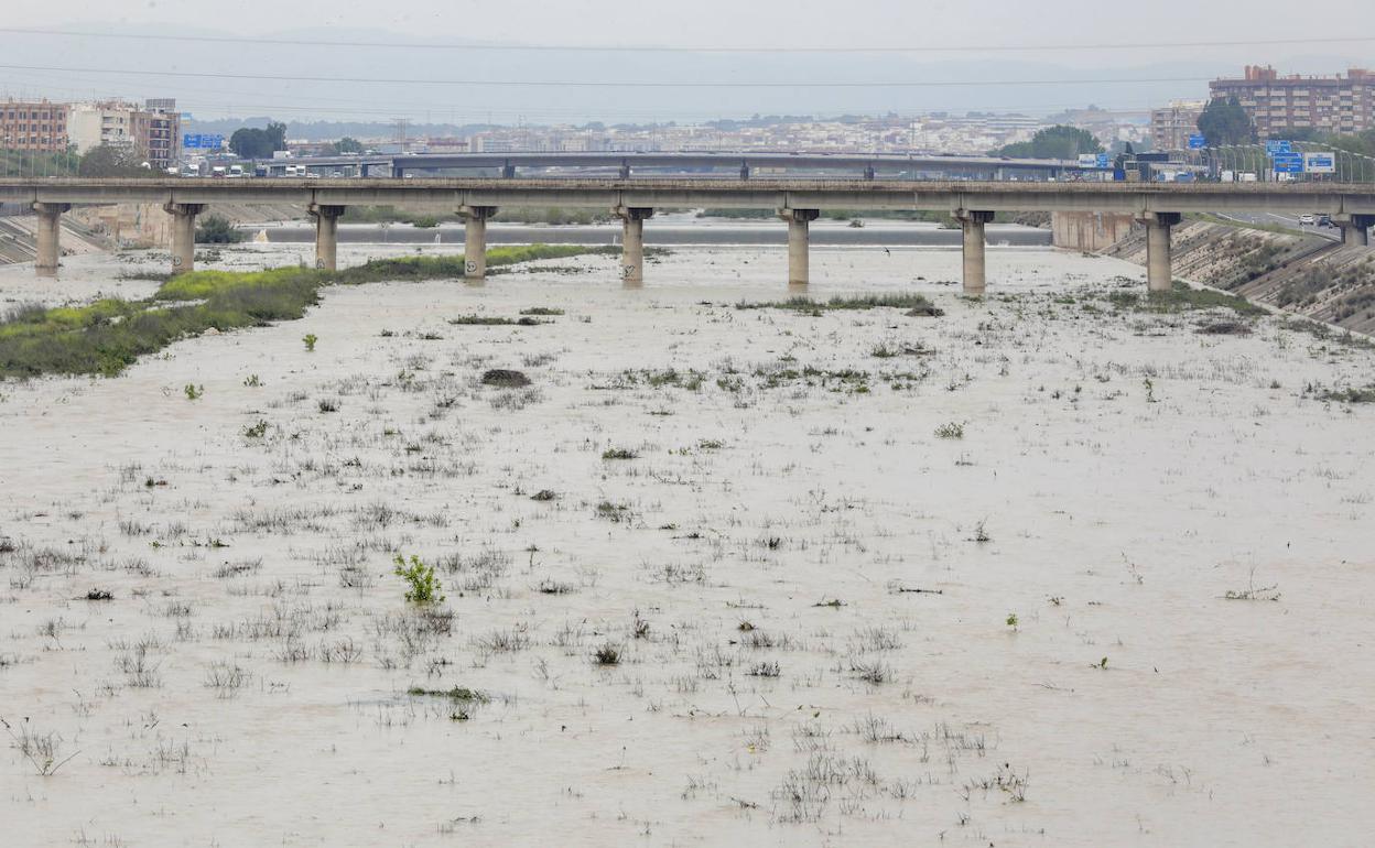 El nuevo cauce del Turia, lleno de agua tras una gota fría.