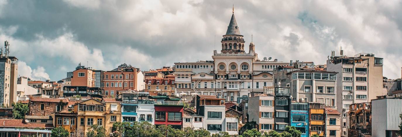 La medalla de oro para la Generación Z se la lleva Estambul, en Turquía. ¿Y por qué ha destacado tanto para este grupo demográfico? Bueno, teniendo en cuenta que tres de cada cinco miembros de la Generación Z utilizan TikTok con regularidad, esta capital ha tenido más de 37.500 millones de visitas en la aplicación para compartir vídeos, sólo por detrás de Dubai, Barcelona, Londres y París.