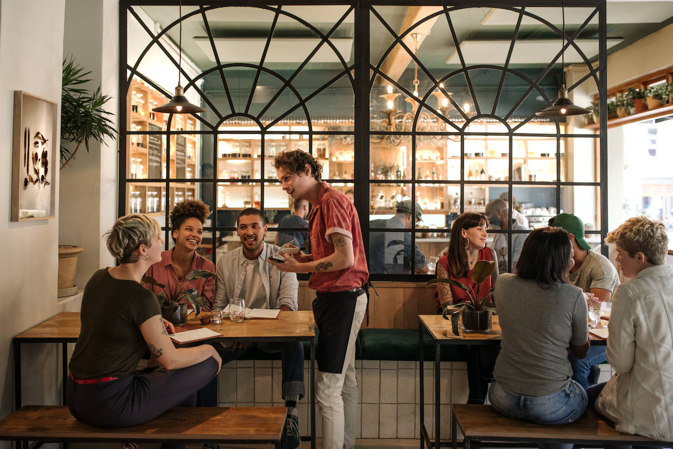 Los Baby Boomers gastan más dinero en comida que cualquier otra generación y valoran la exploración de grandes espacios exteriores. Por eso hemos decidido analizar qué ciudades concentran el mayor número de restaurantes de la Guía Michelin, cuáles tienen la mayor variedad de paisajes para explorar y cuáles cuentan con los parques y espacios verdes mejor valorados.