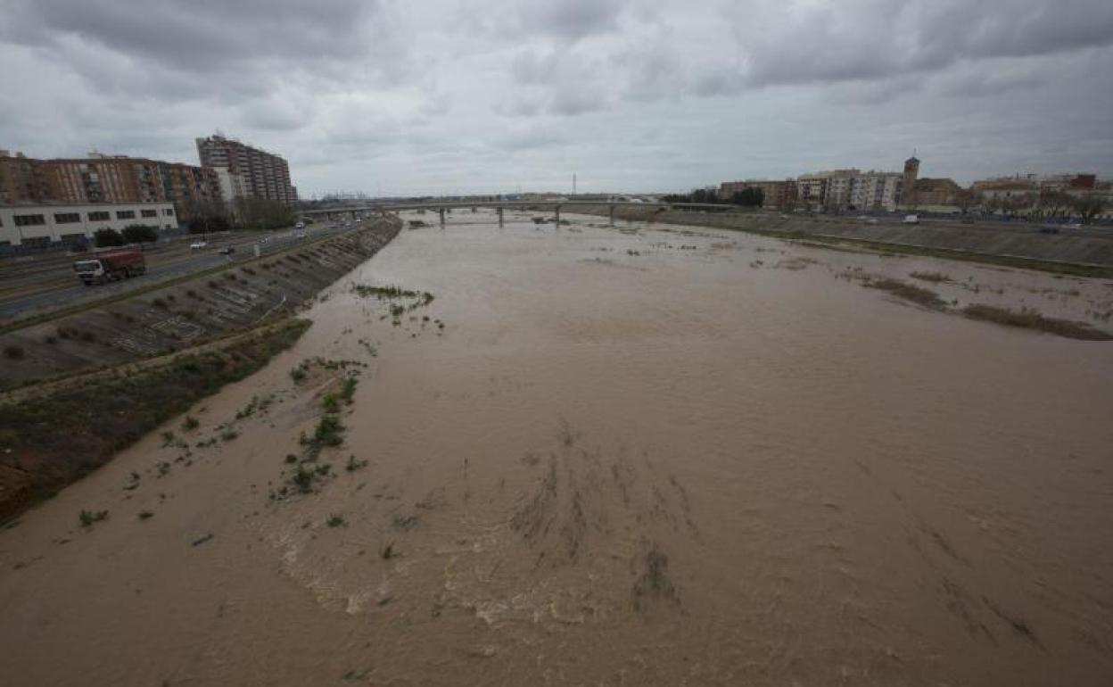 El cauce del Turia, lleno de agua, en una imagen de archivo. 