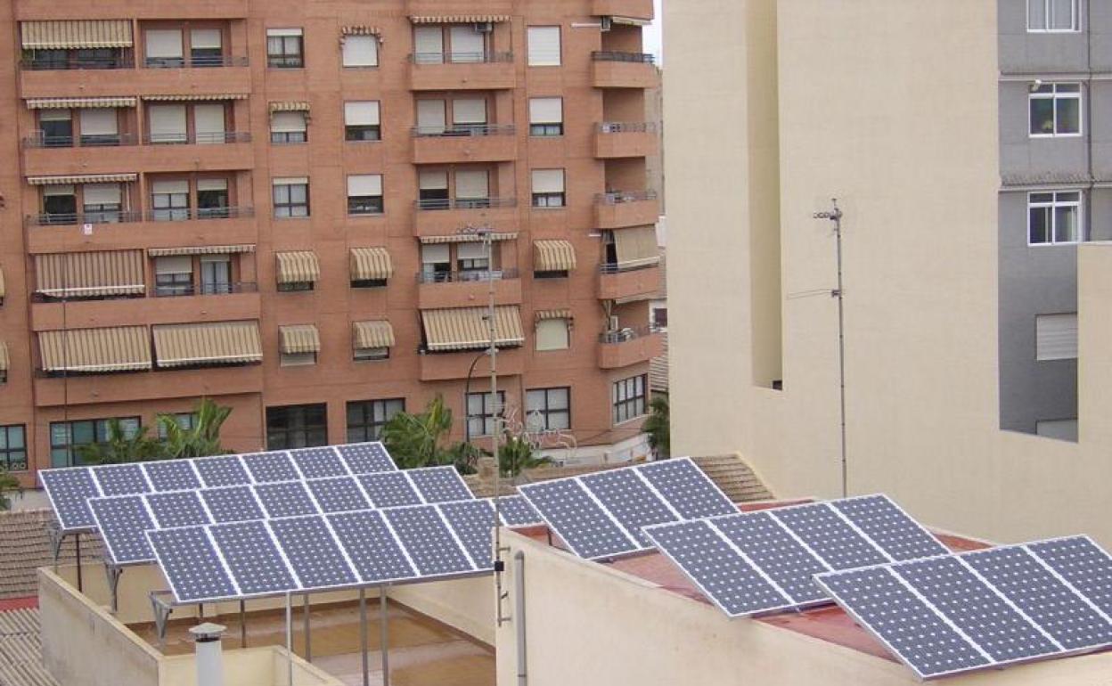 Placas solares sobre un edificio en Ontinyent. 