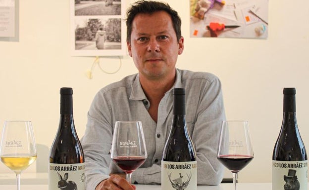 Antonio Arráez con algunos de sus vinos. 