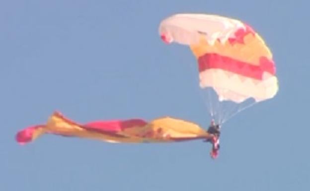 El paracaidista durante el momento del descenso.