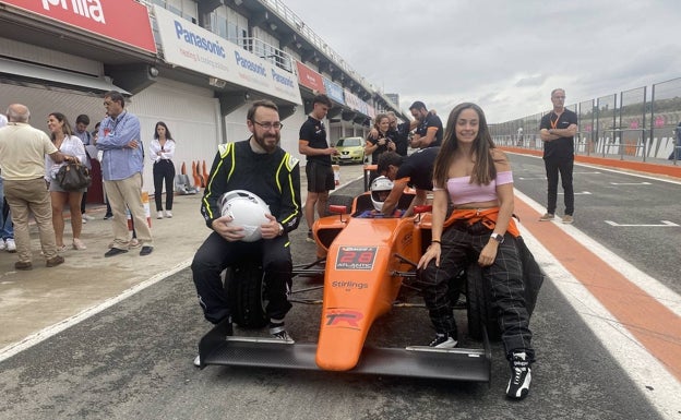 La piloto Marta García, con el comentarista de F1 Cristóbal Rosaleny.