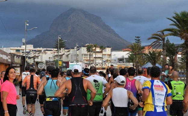 Participantes en el triatlón de Xàbia en la edición de 2022. 