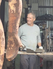 Imagen secundaria 2 - Arriba, paisaje verde de 'blat' en la Marina. Abajo, el restaurante Ca Aleix en Xàbia. A la derecha, Toni Marí, el escultor que tiene su taller junto al restaurante. 