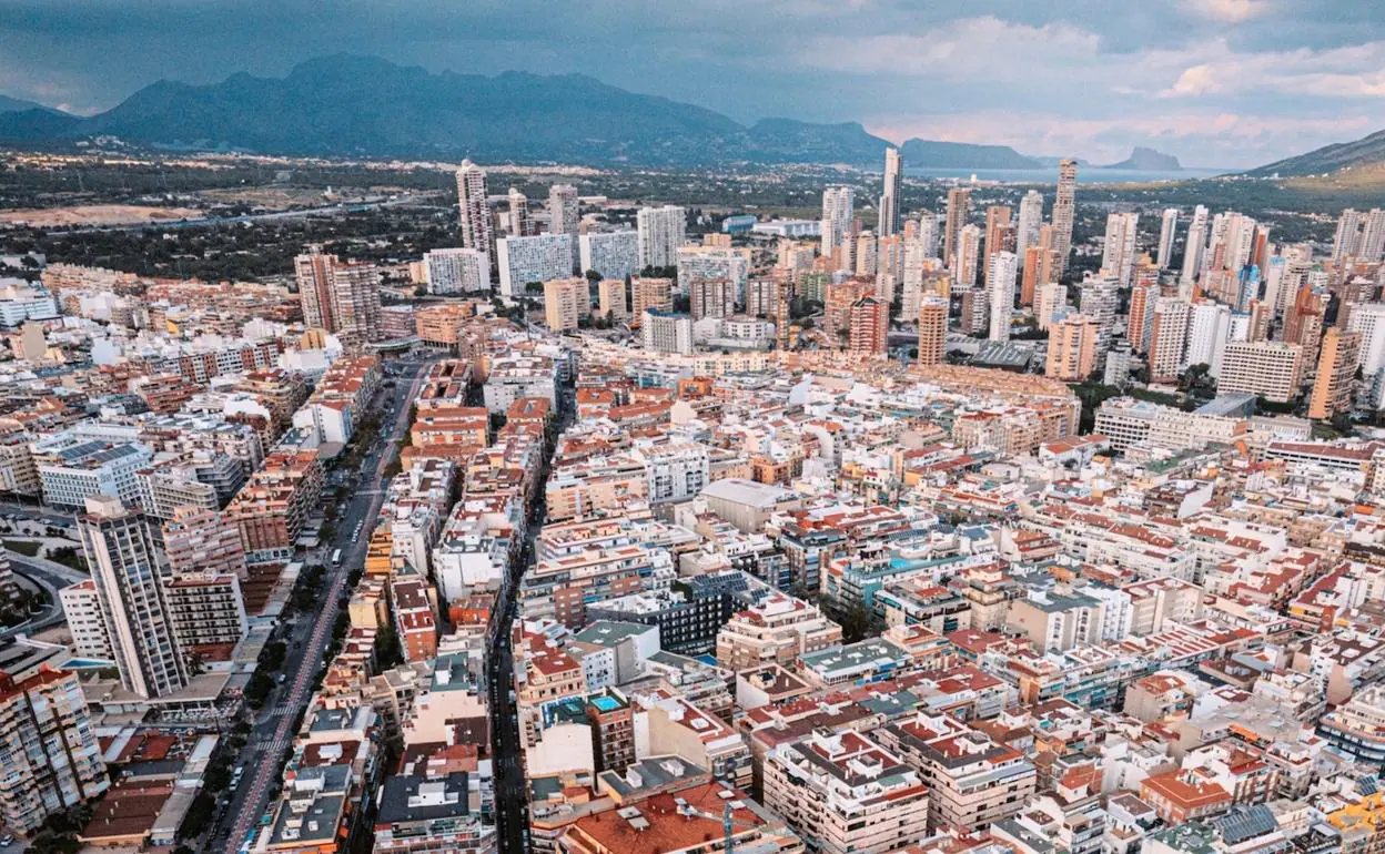 Imagen aérea de la zona centro de Benidorm con sus rascacielos hoteleros al fondo