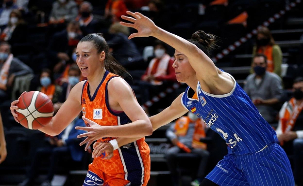 Raquel Carrera frente al Perfumerías Salamanca en la Fonteta. 