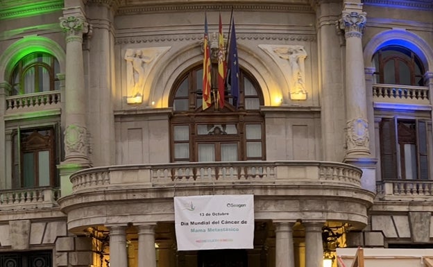 Pancarta de la asociación en el balcón del Ayuntamiento de Valencia. 