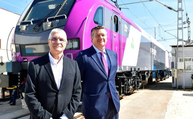 Isaías Táboas e Íñigo Parra junto a uno de los nuevos trenes fabricados por Stadler. 