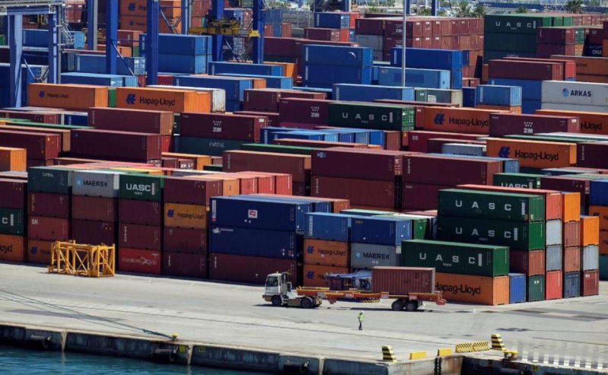 Cientos de contenedores aguardan en el Puerto de Valencia. 