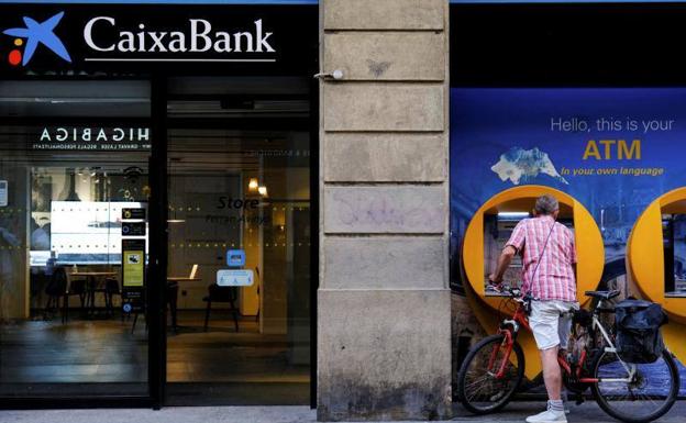 Caixabank, denunciado ante el Banco de España por tratar de imponer una tarjeta híbrida a sus clientes