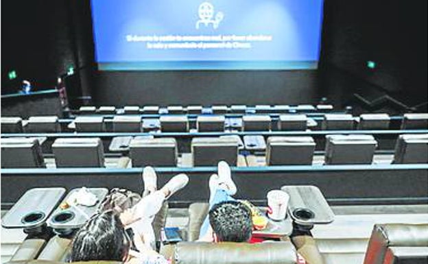 sala de exhibición de películas con los últimos avances. 