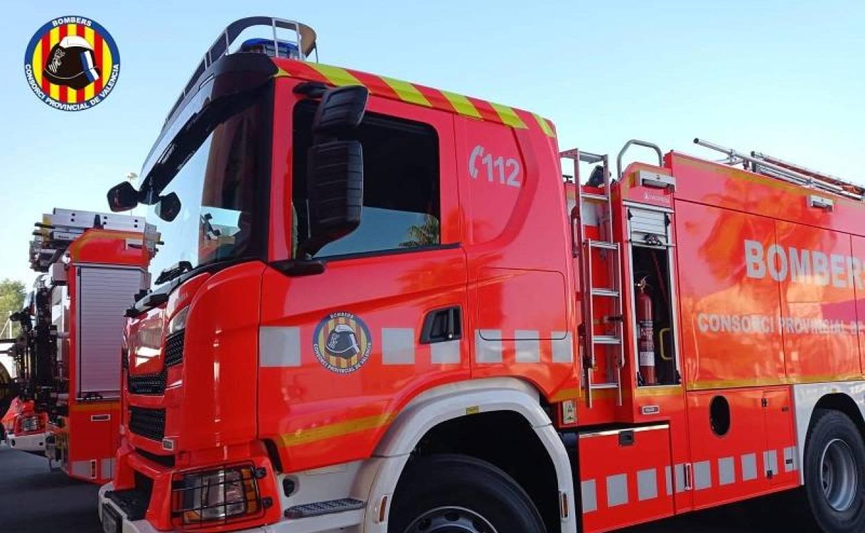 Un camión de bomberos. 