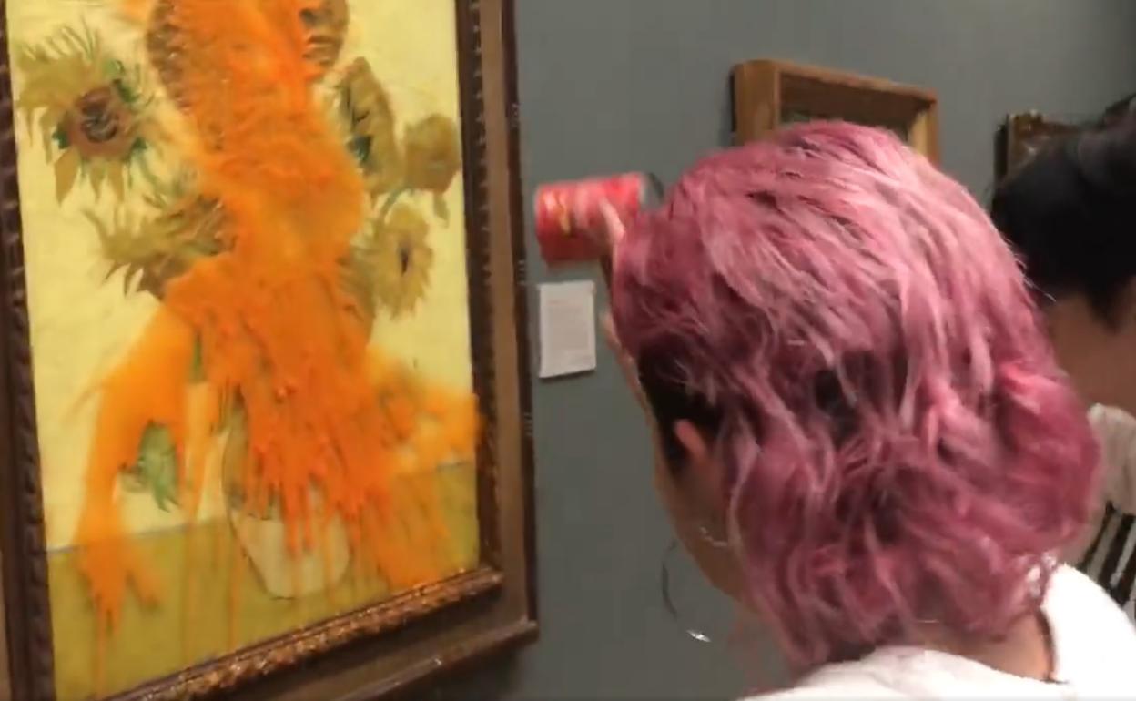 Dos ecologistas vandalizan 'Los girasoles' de Van Gogh en la National  Gallery | Las Provincias