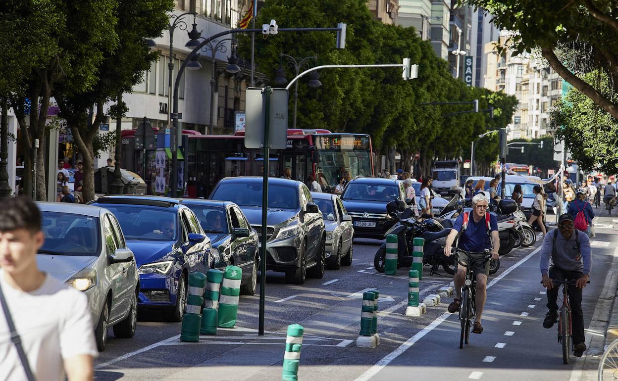 Carril bici y colas de coches esperando el paso, en la calle Colón, en una imagen de archivo. 