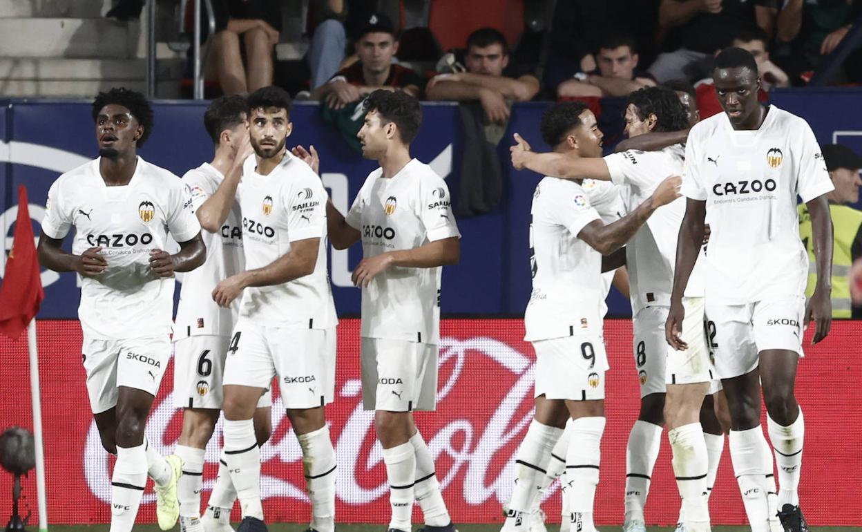 Los jugadores del Valencia CF celebrando un gol en Pamplona.