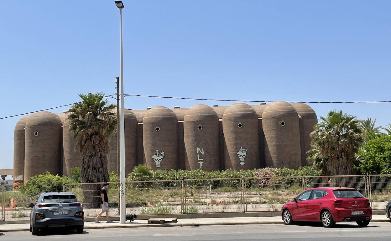 El edificio de las antiguas bodegas Vinival. 