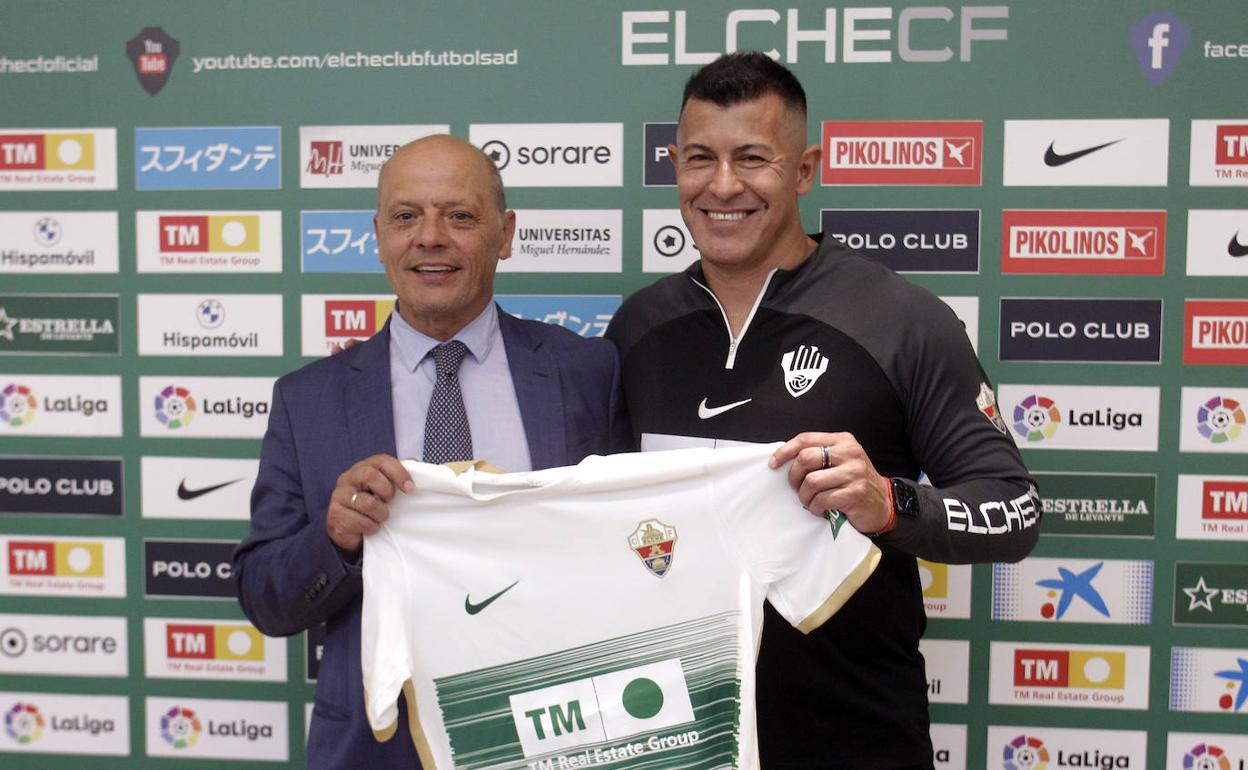 El presidente, Joaquín Buitrago, junto al nuevo entrenador franjiverde, Jorge Almirón. 