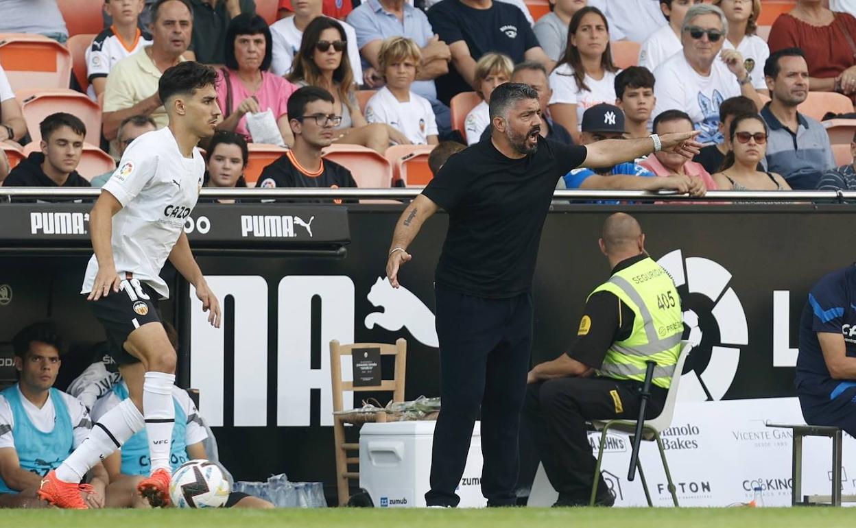 Gennaro Gattuso da indicaciones a sus futbolistas desde la banda de Mestalla contra el Elche. 