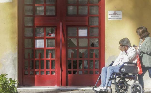 Robos. Puerta de unaiglesia, con loscristales rotos. 