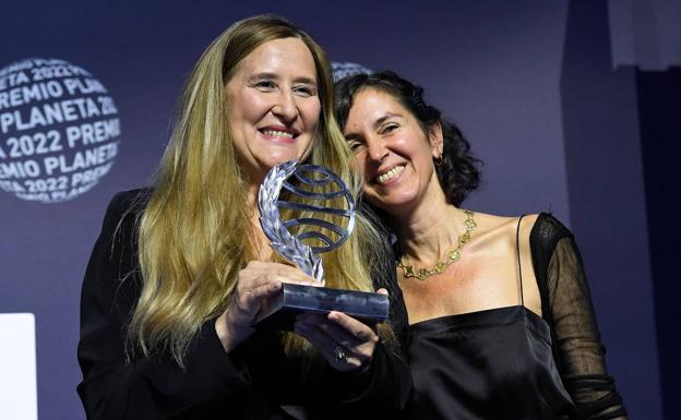 Luz Gabás y Cristina Campos. ganadora y finalista del premio Planeta 2022. 