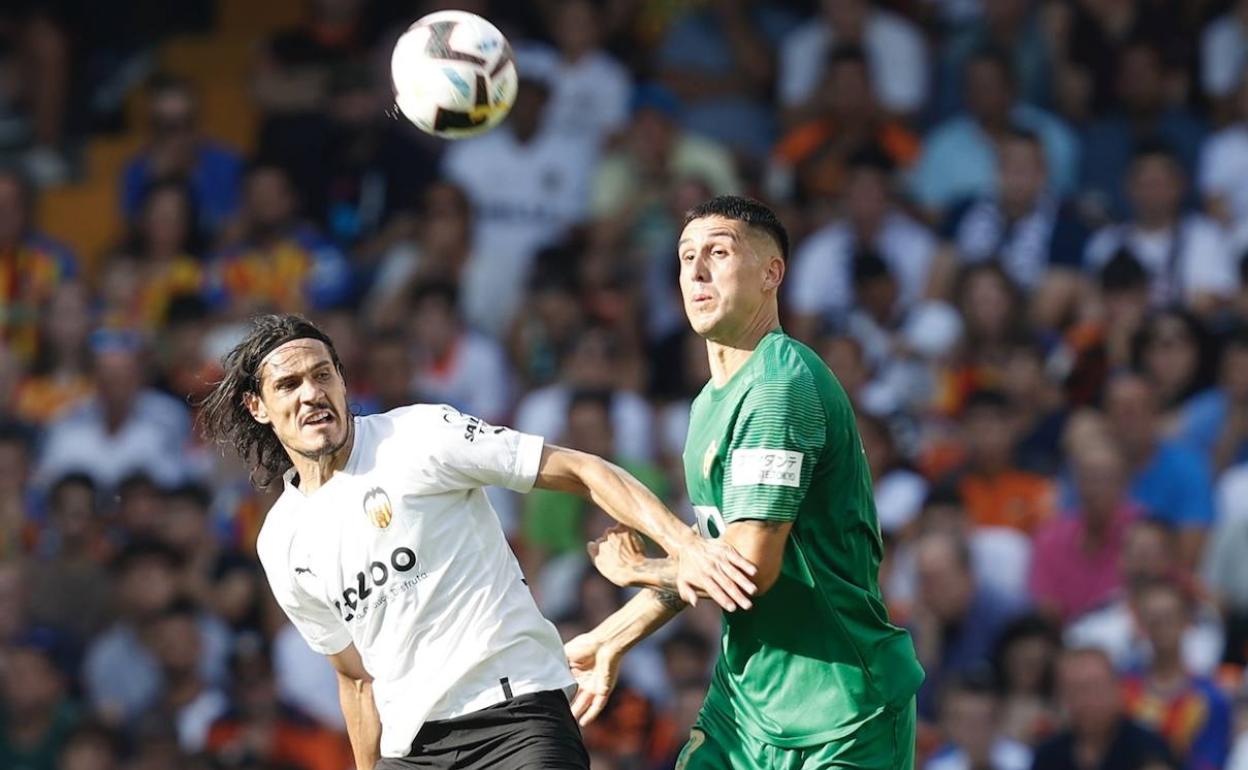 Cavani se estrenó como goleador con el Valencia.