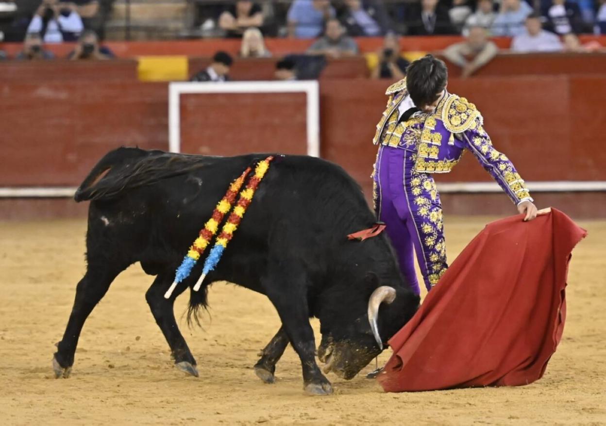  Donaire y su estilo relajado. aplausos