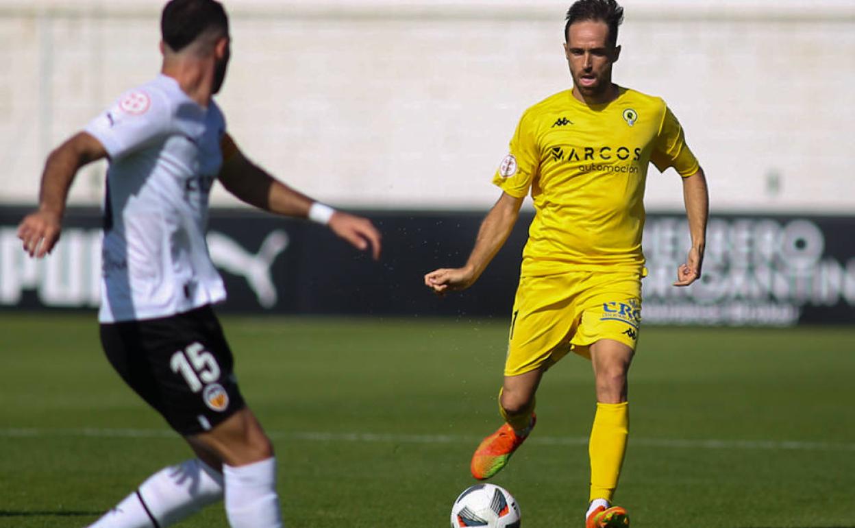 Míchel Herrero, en un lance del partido de este mediodía en Paterna. 