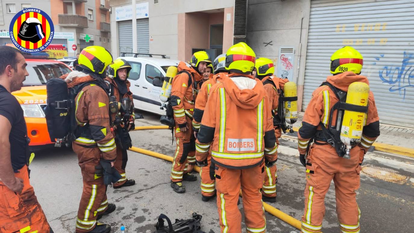 Fotos: Incendio en un garaje en Alboraya (16/10/2022)