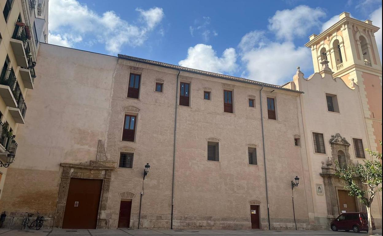 El inmueble municipal, a la izquierda de la imagen sobre la gran puerta de madera. 