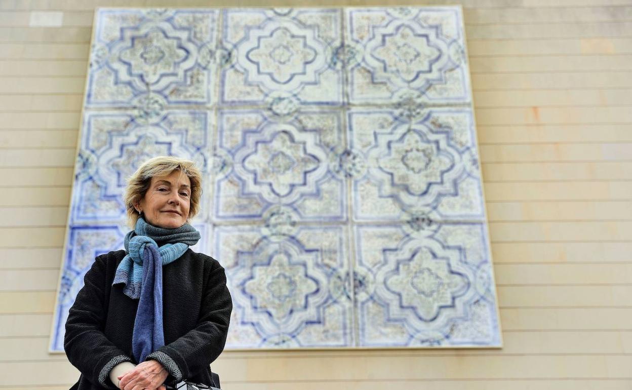 La pintora valenciana Soledad Sevilla, frente a una obra que realizó para la fachada del IVAM. 