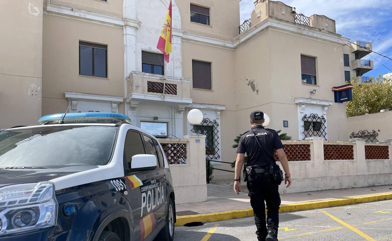 Un agente se dirige a la entrada de la comisaría de Dénia. 