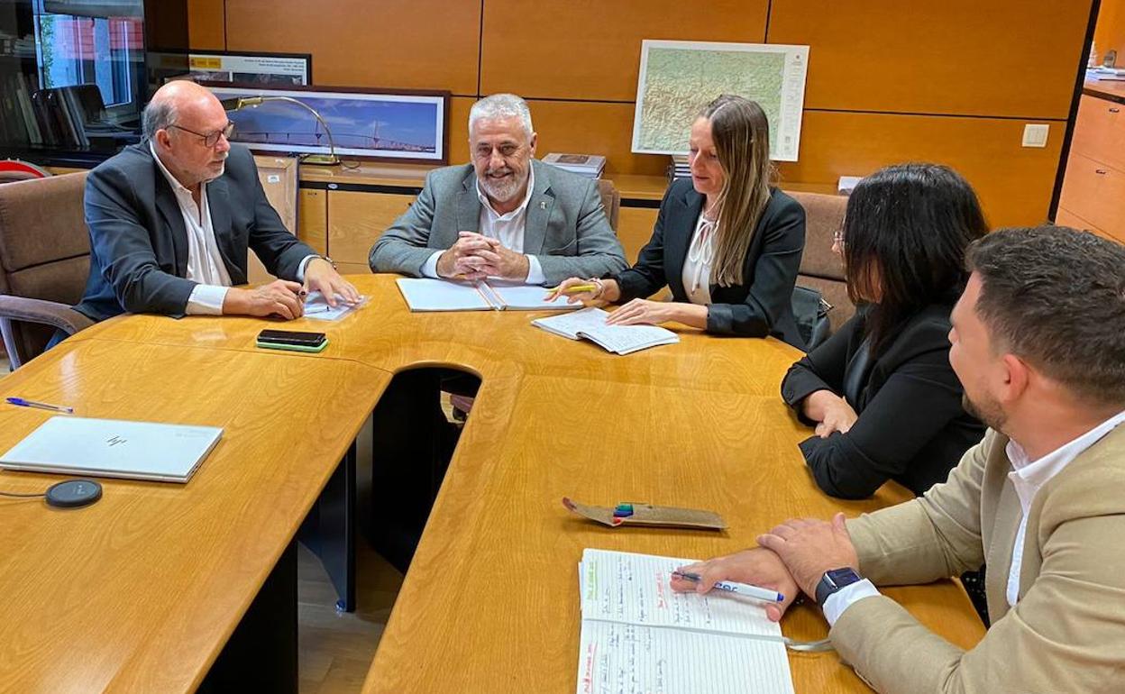 Las comitivas de Pego y Oliva con el director general de Carreteras en la reunión de hoy en Madrid. 