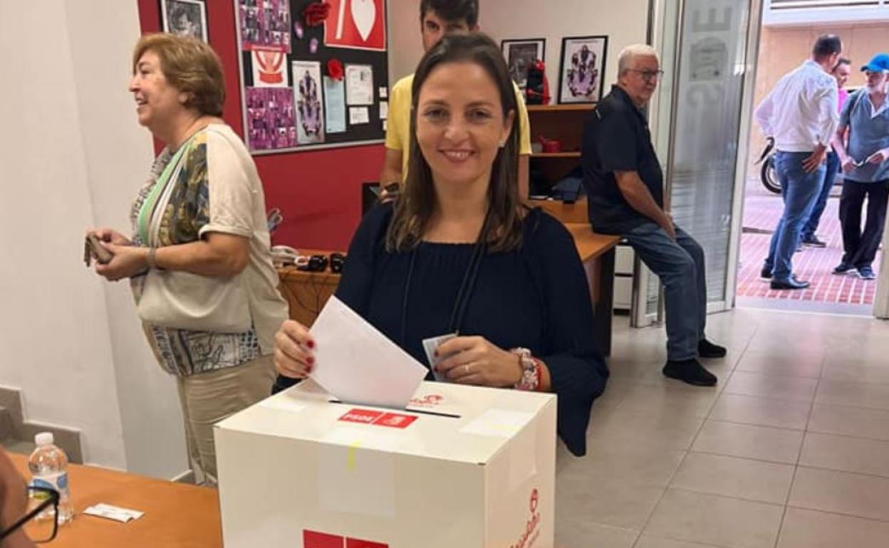 Cristina Escoda en el momento de depositar su voto
