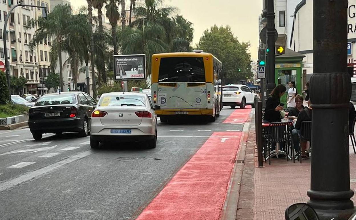 Repintado del carril bici de Fernando el Católico, donde el viernes sufrió un accidente un ciclista. 