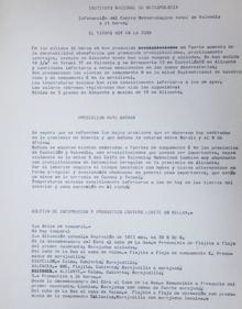 Imagen secundaria 2 - Rafael Armengot, meteorólogo, revisa sus anotaciones. | La borrasca en el Estrecho, en un archivo meteorológico. | Predicción meteorológica para el 19 de octubre de 1982.