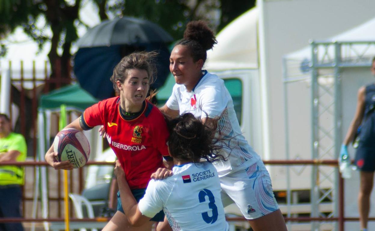 Claudia Cano durante un partido con la selección española.