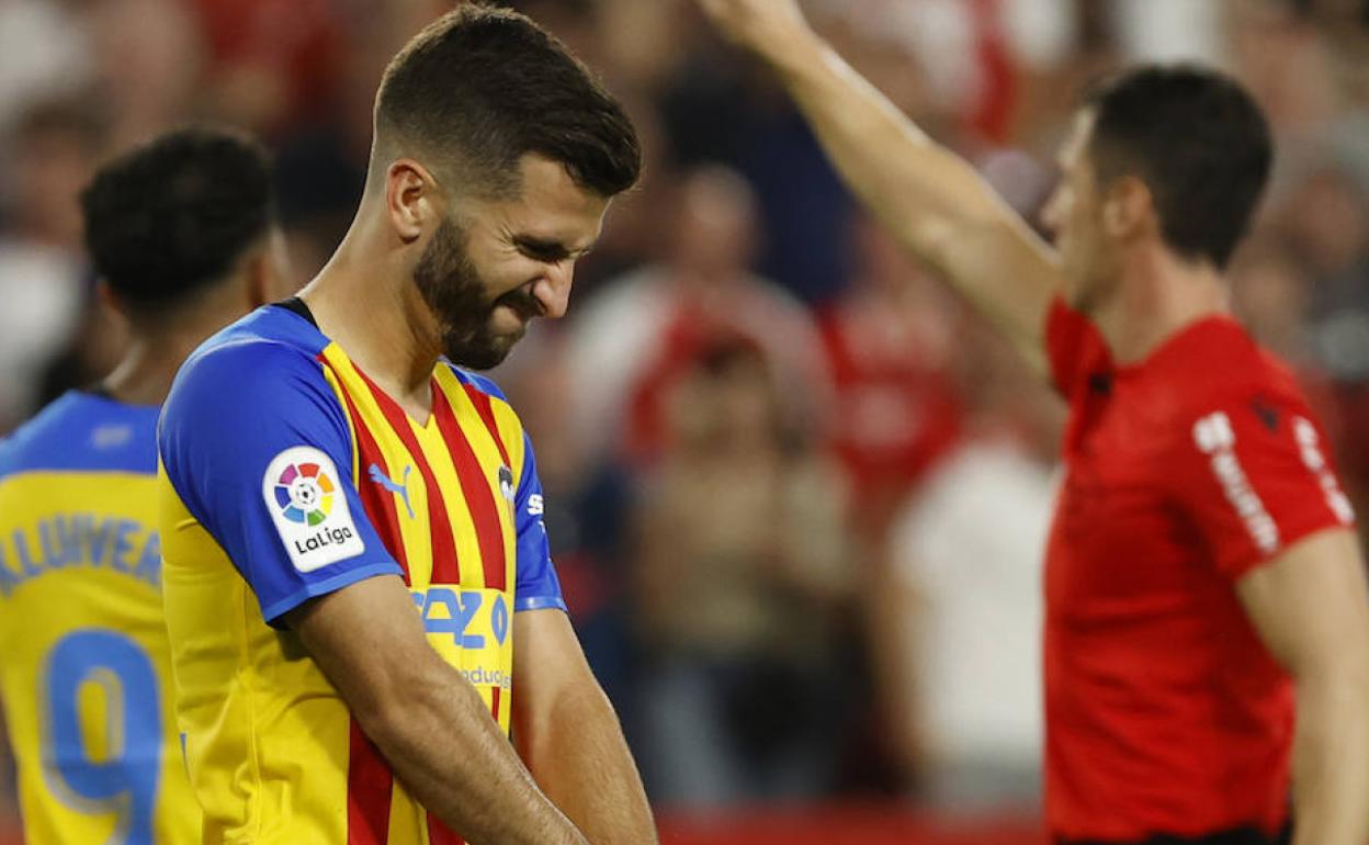 José Gayà se duele de la mano durante el partido frente al Sevilla. 