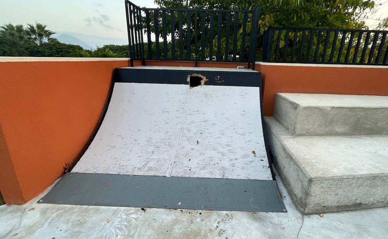 El agujero que presentaba esta mañana la rampa de la zona de skate. 