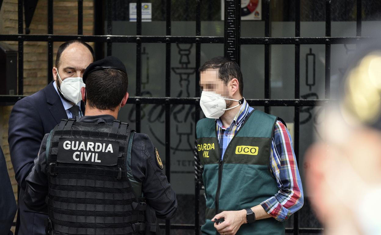 Agentes de la Guardia Civil, el día que se produjeron varias detenciones por el caso Azud. 