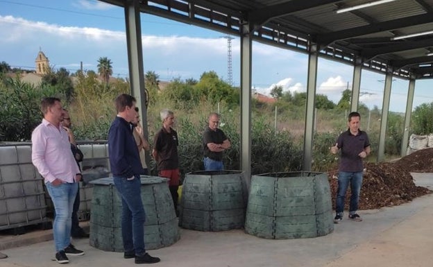 Visita realizada por los vecinos de Torres d'en Lloris a la isla de compostaje de Cerdà. 