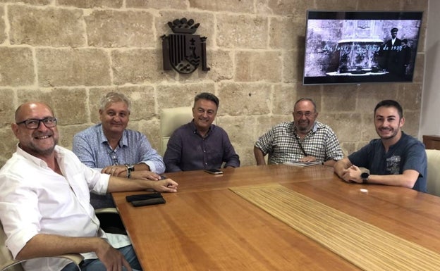 Los participantes en la presentación de las iniciativas para conmemorar el centenario de las fuentes. 