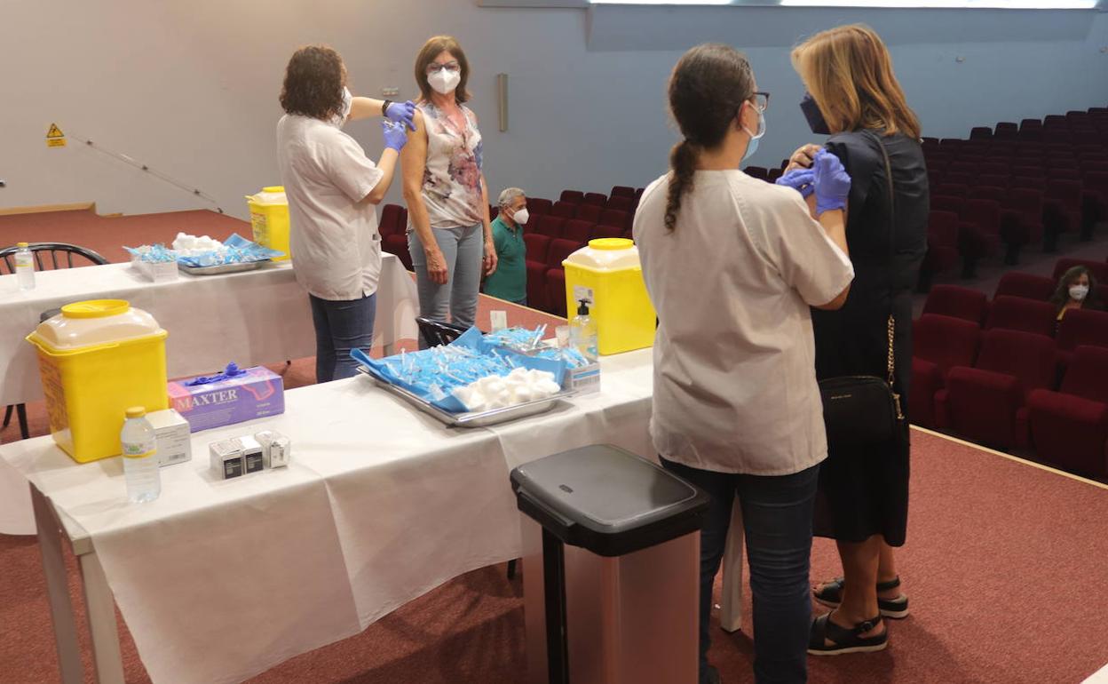 Un momento de la inmunización de médicos en la sede de la institución colegial.