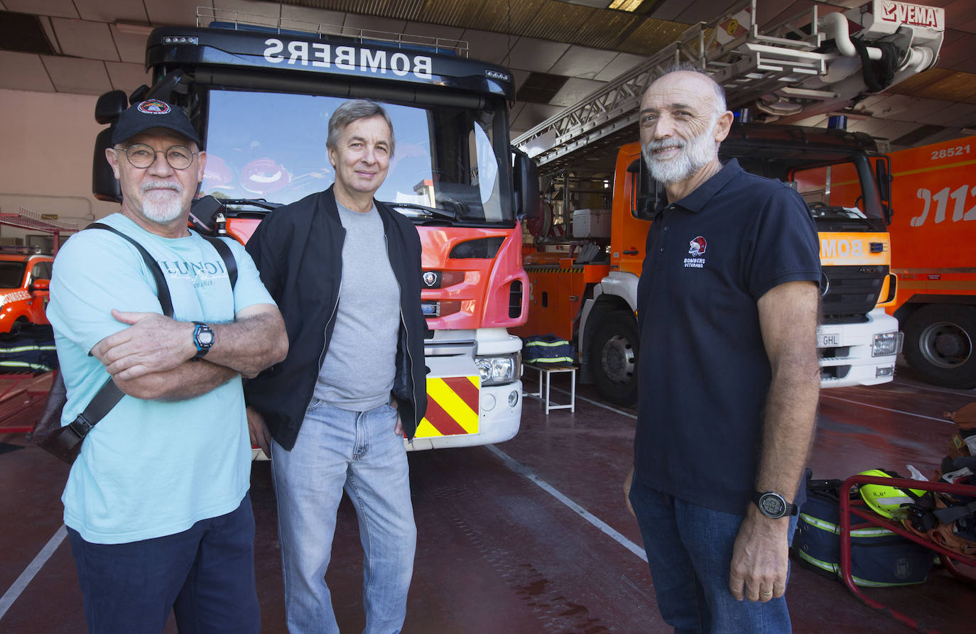 Bomberos que participaron en los rescates reunidos hoy en el parque de Alzira.