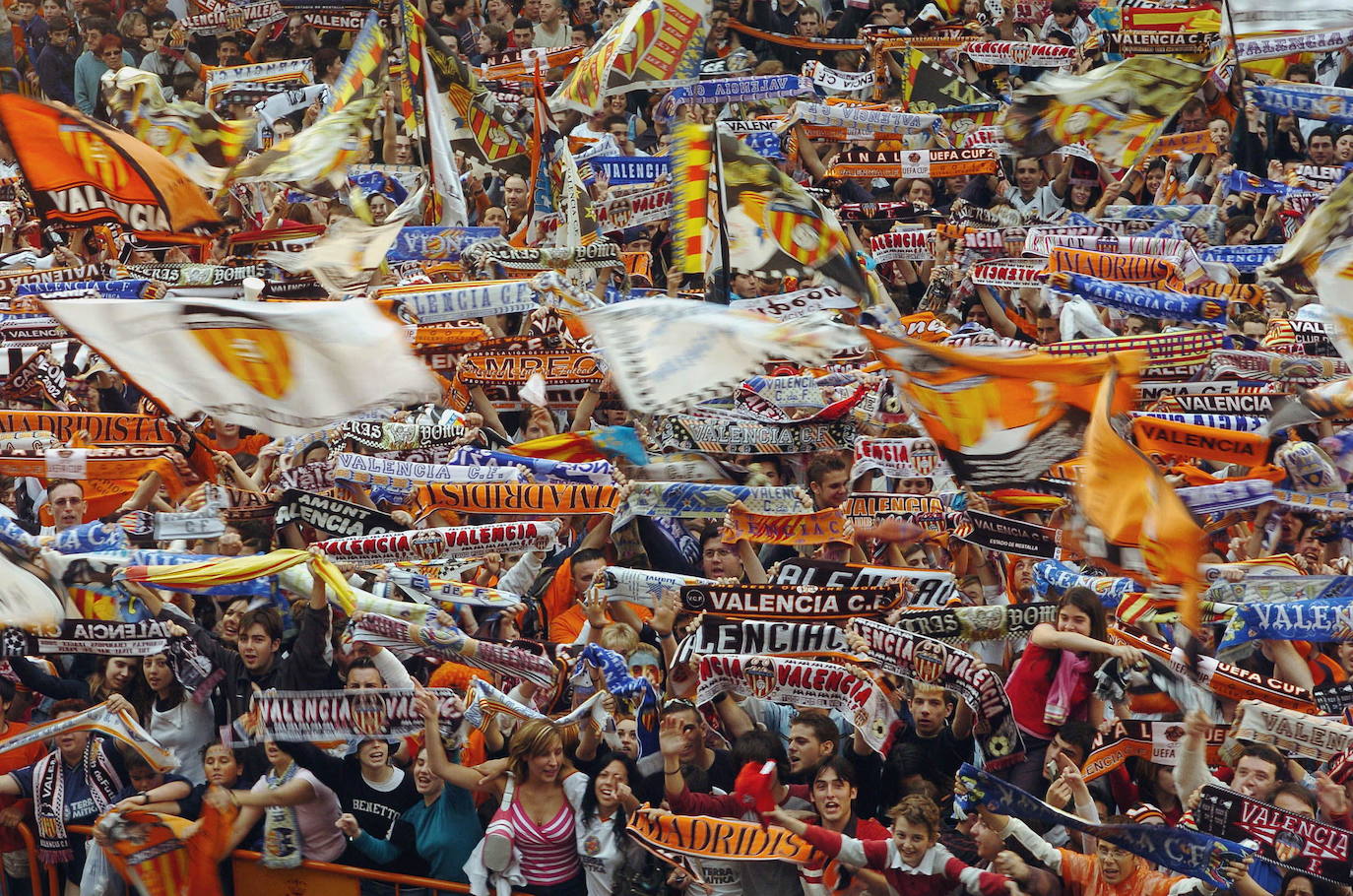 Lugar de celebración de las grandes hazañas de los equipos de la ciudad. Valencia, Levante y Valencia Basket han abarrotado la plaza con sus aficiones para festejar los hitos más gloriosos de su historia.